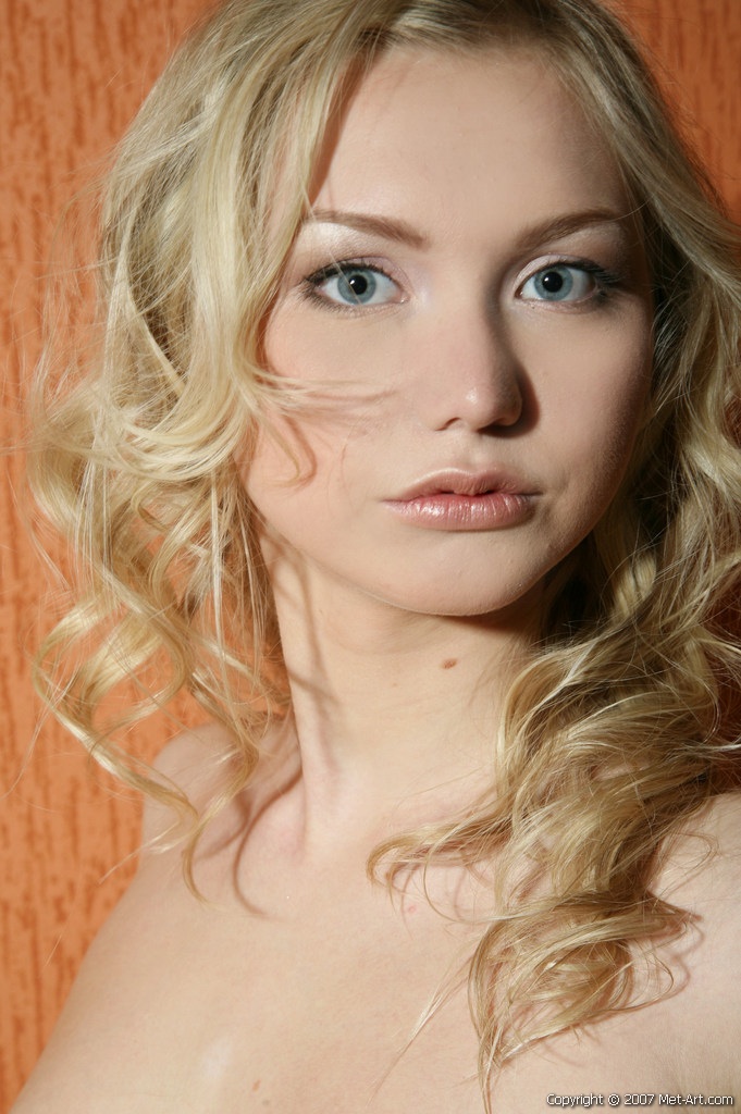 Una rubia con ojos alucinogenos Una rubia con ojos alucinogenos